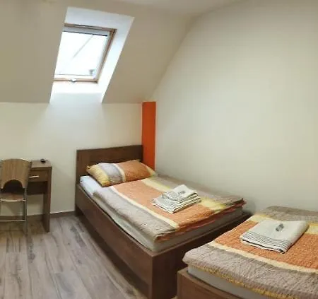 100dola * Male Hostice